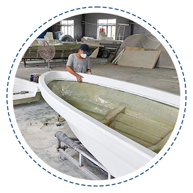 processus de fabrication de bateaux en fibre de verre pour la production de bateaux de pêche et de bateaux pangas