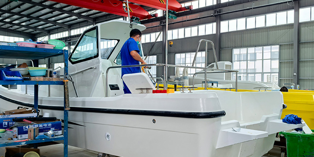 atelier de production de bateaux pour bateaux de pêche et bateaux de sport en fibre de verre