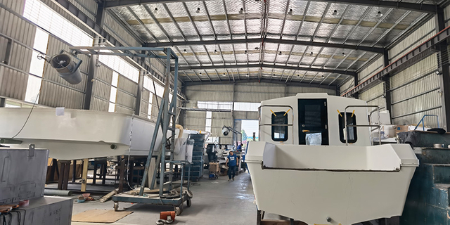 intérieur d"une grande usine de bateaux pour la fabrication de bateaux sur mesure en Chine