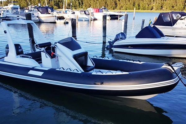 Processus de construction personnalisé pour bateau pneumatique rigide