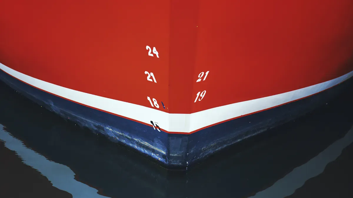Appr&ecirc;t et peinture d'un bateau en fibre de verre