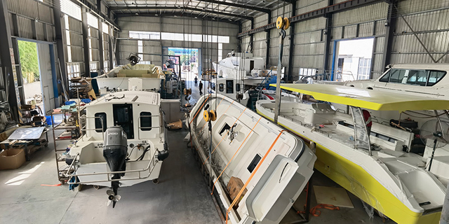 équipement de bateau et zone de montage pour fabricant de bateaux sur mesure